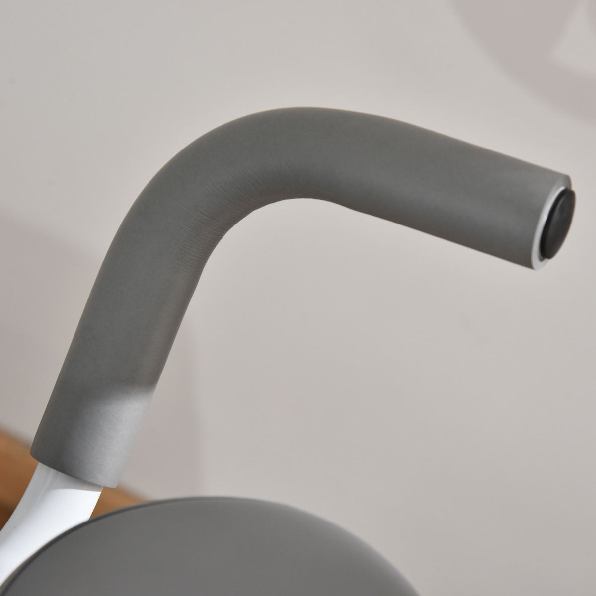 HOMCOM Magnetisches faltbares Heimfahrrad Fitnessfahrrad Innenfahrrad mit großem Komfort verstellbarer Sattel Rückenlehne gepolsterte Griffe LCD-Display Tablettenhalter Stahl Weiß Grau
